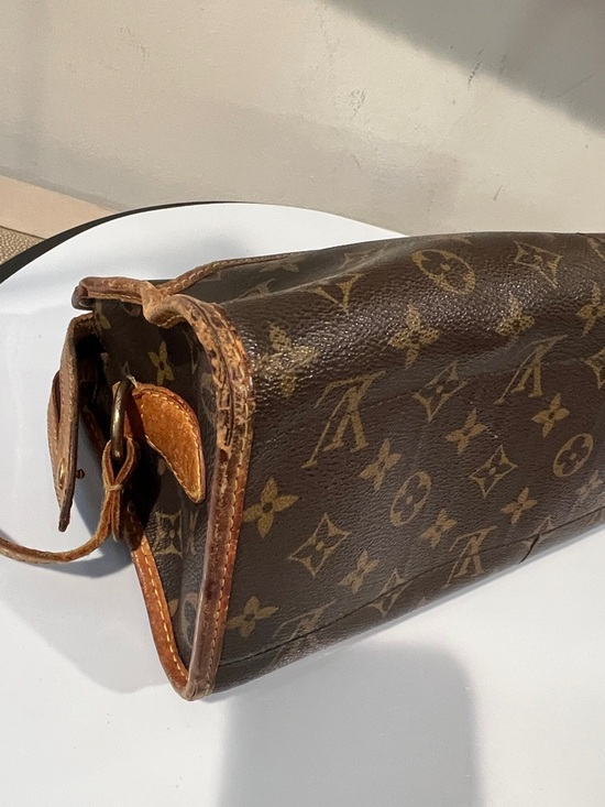 Louis Vuitton LV Popincourt Monogram Canvas Handbag - detached strap, wear - Picture 4 of 17